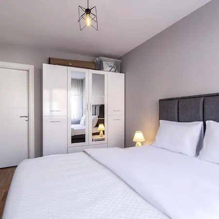 Apartment Sleek And Flat With Shared Pool In Sisli
